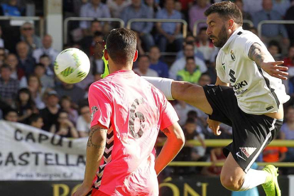 El ariete blanquinegro Adrián golpea un balón en posición acrobática en el choque de ayer frente a la Cultural Leonesa-Santi Otero