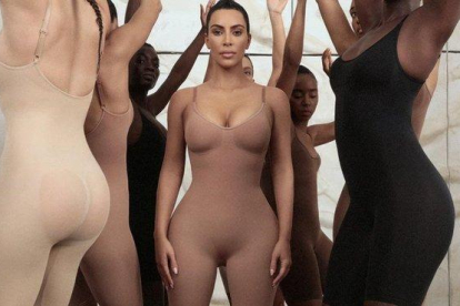 Kim Kardashian y otras modelos con la polémica faja que ella ha patentado como kimono.-