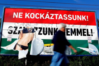 Cartel de la campaña gubernamental por el 'no' en el referéndum de Hungría.-REUTERS / LASZLO BALOGH