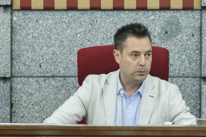 El alcalde, Daniel de la Rosa, ordena el debate durante el Pleno municipal. SANTI OTERO