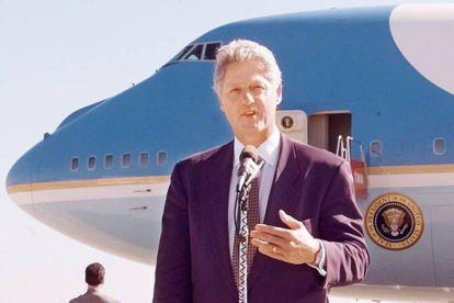 Bill Clinton, frente al Air Force One.-Foto: AGENCIAS
