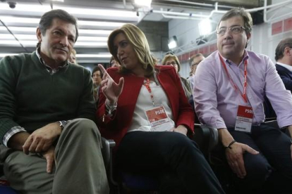 Javier Fernández, Susana Díaz y Guillermo Fernández Vara, durante la reunión del comité federal del PSOE del pasado sábado.-DAVID CASTRO