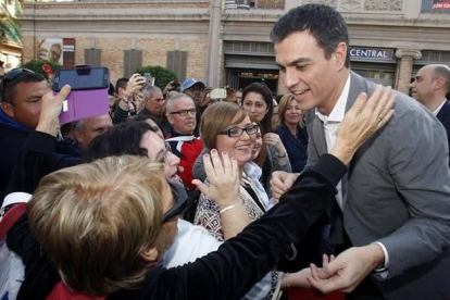 El candidato del PSOE, de campaña en Alicante.-EFE / MORELL