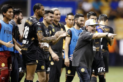 Maradona da instrucciones a sus pupilos tras un tanto en su debut como entrenador en Sinaloa.