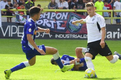 Raúl Sánchez volverá a ser titular en el carril izquierdo de la defensa del Burgos CF-Israel L. Murillo