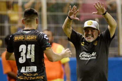 Maradona festeja un gol con uno de sus jugadores.-STRINGER