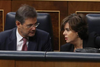 La vicepresidenta del Gobierno, Soraya Sáenz de Santamaría, en el Congreso, junto al ministro de Justicia, Rafael Catalá.-EFE / J. J. GUILLÉN