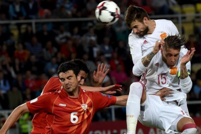 Piqué y Ramos suben a rematar una jugada de estrategia en el Macedonia-España de este domingo en Skopj-