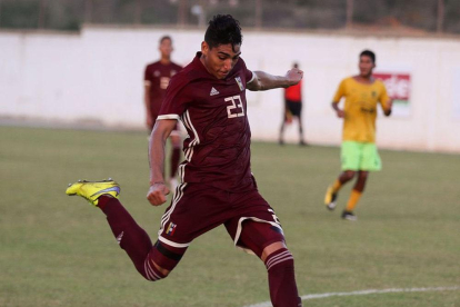 Diosbert Rivero en un encuentro con la selección de Venezuela sub 20.-