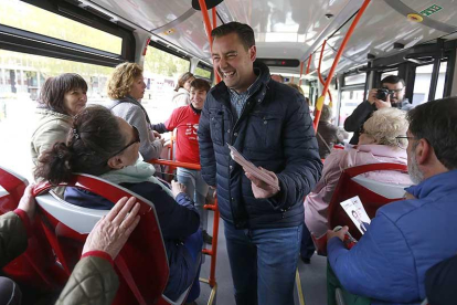 De la Rosa entregando folletos a los viajeros de un autobús urbano de Burgos.-RAÚL OCHOA