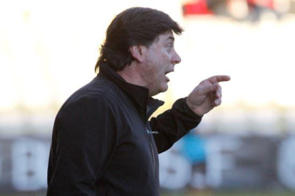 Alejandro Menéndez da instrucciones a su equipo durante el partido ante el Arenas.-SANTI OTERO