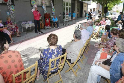 Los vecinos de la calle Teresa Jornet participaron en la celebración del aniversario del fallecimiento de la fundadora de las hermanitas de los pobres.-RAÚL OCHOA