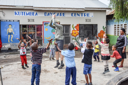 El burgalés Alejandro Rey desarrolla una actividad con un grupo de niños del centro de día Kutembea. A. REY