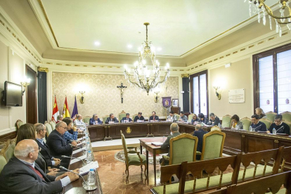El Pleno fue gratamente sorprendente ya que PSOE y VOX bromearon por el apoyo mutuo a sus respectivas propuestas.-S. O.