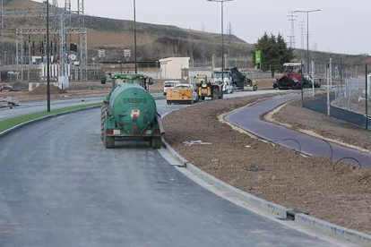 Los trabajos de asfaltado del tramo final que une el nuevo puente sobre el Arlanzón con la avenida Valentín Niño comenzaron ayer.-RAÚL OCHOA
