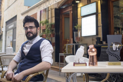 El arandino afincado en Salamanca, Alberto Aceña, ganó el campeonato de España de coctelería, lo que le permite participar en el mundial de 2017 en Dinamarca.-ICAL
