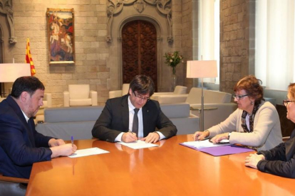 Carles Puigdemont y Oriol Junqueras firman la notificación del TSJC de la suspensión de la partida presupuestaria del referéndum.-