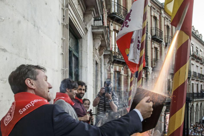 El alcalde lanza el disparo anunciador de las fiestas en la edición del pasado 2015.-SANTI OTERO