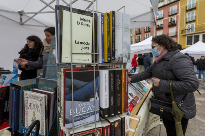 Trece librerías conformaron un Día del Libro marcada por la lluvia. SANTI OTERO