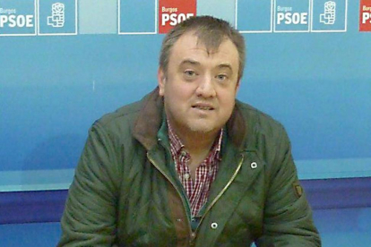 El edil denuncia la dejadez del equipo municipal al no reclamar las deudas.-ECB