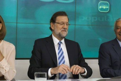 Rajoy, entre Cospedal y Arenas.-Foto: JUAN MEDINA / REUTERS