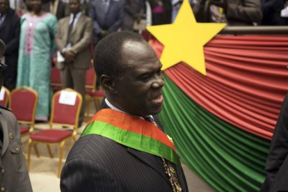 Fotografía de Michel Kafando, presidente de Burikina Faso, frente a la bandera del país.-REUTERS