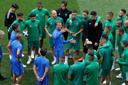 Hervé Renard, en el centro, da una charla a los jugadores de la selección marroquí-REUTERS/ SERGEY KARPUKHIN