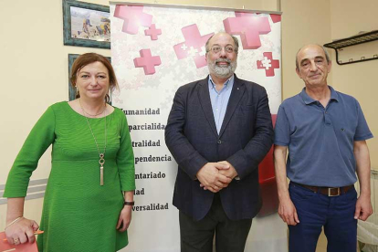 Concha Pérez, secretaria provincial de Cruz Roja, Arturo Almansa, presidente de la organización en Burgos, e Ignacio Angulo, coordinador.-RAÚL G. OCHOA
