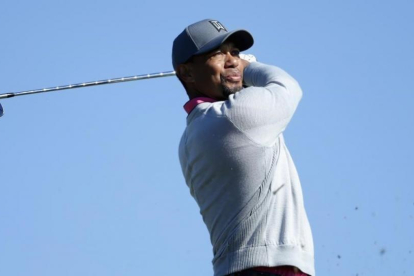 Tiger Woods golpea la bola en  la primera vuelta del torneo celebrado en Torrey Pines, en San Diego (EEUU).-