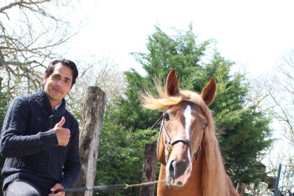 Borja con uno de los caballos de su cuadra. ECB