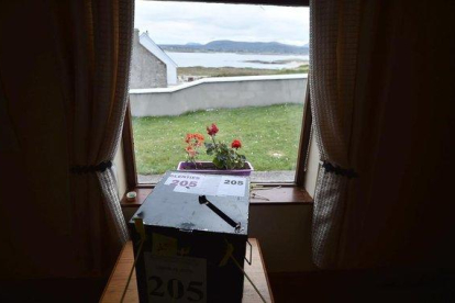 Urna electoral en la isla irlandesa de Gola con motivo de los comicios europeos.-CHARLES MCQUILLAN (GETTY IMAGES)