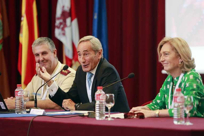 Julio Linares, vicepresidente de Telefónica, en el momento de su exposición.-RAÚL G. OCHOA