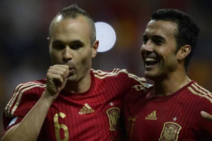 Pedro (derecha) abraza a Iniesta después de que el jugador del Barça marcara de penalti el 2-0 a Eslovaquia.-AFP / MIGUEL RIOPA