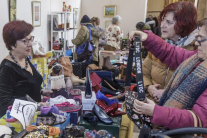 Dos mujeres preguntan por un bolso en uno de los puestos del mercadillo solidario.-SANTI OTERO