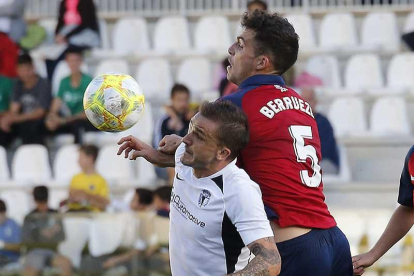 Borja Sánchez protege un balón ante un defensor del Osasuna B.-SANTI OTERO