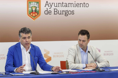 El vicealcalde, Vicente Marañón, y el alcalde, Daniel de la Rosa, durante la presentación del Plan de Sostenibilidad Turística. SANTI OTERO