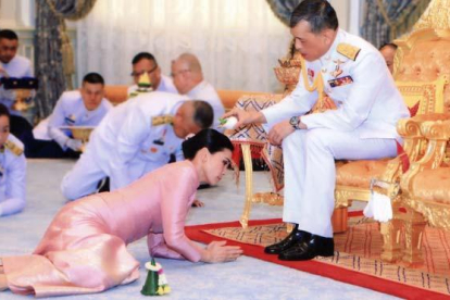 Tailandia tiene nueva soberana, la reina Suthida. En la foto, el rey Maha Vajiralongkorn vierte agua sobre su esposa.-ROYAL HOUSEHOLD BUREAU (EFE)