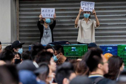 Varios jóvenes piden la libertad de los manifestantes detenidos acusados de revuelta, este miércoles frente al juzgado.-ISAAC LAWRENCE (AFP)