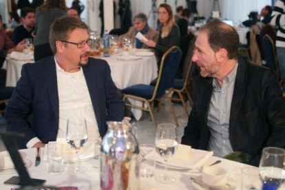 Xavier Domènech conversa con Enric Hernàndez al inicio del desayuno de Primera Plan@.-RICARD FADRIQUE