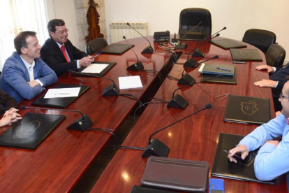 Un momento de la reunión celebrada ayer en el Ayuntamiento treviñés.-R. O.