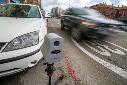 Imagen del radar móvil que permite captar a vehículos que circulan a más de 30 y a más de 50 km/h. TOMÁS ALONSO