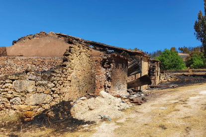 Imagen de una de las construcciones abrasadas en Santibáñez del Val. FOTO: L.V.L
