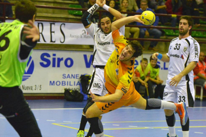Moreira busca el lanzamiento a puerta.-ALBERTO CALVO