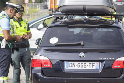 Los agentes de ambos cuerpos policiales realizaron controles aleatorios a vehículos que a priori se dirigen al país vecino.-SANTI OTERO