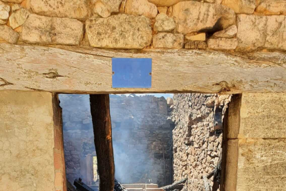 Imagen de una de las casas quemadas de Santibáñez del Val. FOTO: L.V.L