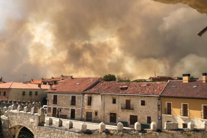 El fuego llegó de pronto a muchas casas de Santibáñez del Val, el municipio más afectado. FOTO: L.V.L