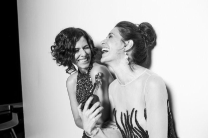 Cristina Teva y Raquel Sanchez Silva, en la imagen promocional de Movistar+ para 'La gran noche de los Oscar' del 2017.-MOVISTAR+