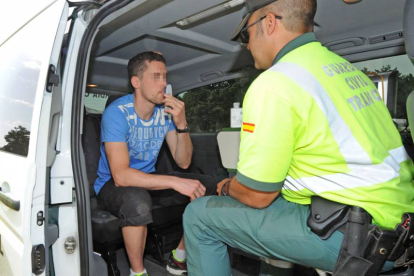 Un joven, en una imagen de archivo, pasa uno de los controles preventivos de los agentes de Tráfico en una carretera burgalesa.-ISRAEL L. MURILLO