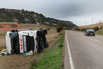 Fallece un camionero tras salirse de la vía y volcar en la CL-619 a la altura de Baltanás (Palencia)