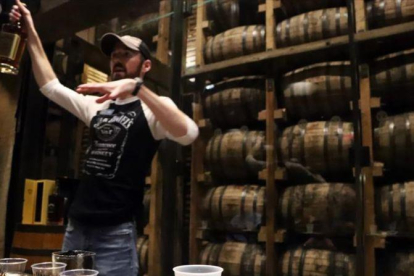 Un guía de Jack Daniels explica uno de los whiskis de la marca durante una cata para un grupo de visitantes.-RICARDO MIR DE FRANCIA